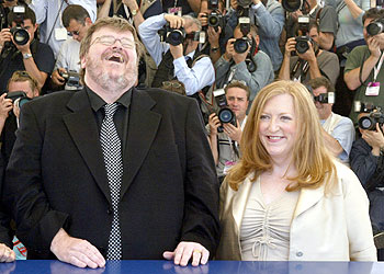 El director Michael Moore y su esposa, Kathleen Glynn, en Cannes, donde presentó el documental  Fahrenheit 911. 