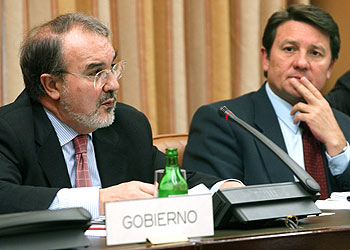 Pedro Solbes (izquierda), junto al presidente de la Comisión de Economía, Antonio Gutiérrez.