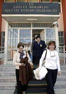 Familiares de fallecidos del Yak-42 en Estambul.