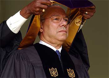 Colin Powell, en el momento de ser investido doctor  honoris causa  por la Universidad de Wake Forest.