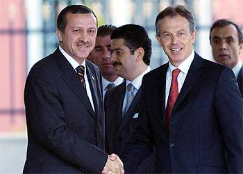 El primer ministro turco, Recep Tayyip Erdogan (izquierda), junto a su homólogo británico, Tony Blair, en Ankara.