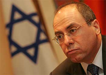 El ministro israelí de Asuntos Exteriores, Silvan Shalom, durante la entrevista en Madrid. rnrn RICARDO GUTIÉRREZ