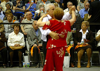El Pabellón deportivo de Badalona fue una fiesta de bodas de oro