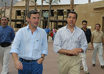 Eduardo Zaplana (derecha) y Ángel Acebes, en una visita a Terra Mítica en agosto de 2002, cuando eran ministros de Trabajo y del Interior. rnrn EFE