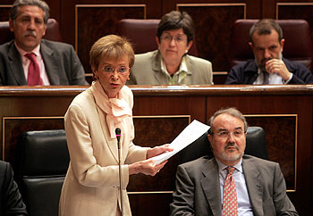 La vicepresidenta María Teresa Fernández de la Vega responde en la sesión de control.