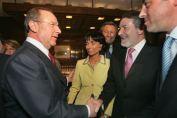 Rodrigo Rato saluda a Jaime Mayor a su llegada al Club Siglo XXI.