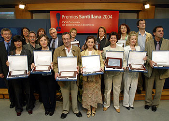 El grupo de premiados en el concurso de experiencias escolares 2004 de Santillana.
