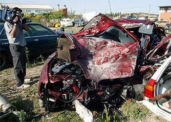 Restos de dos vehículos que chocaron al invadir uno de ellos el carril contrario, en Mota del Marqués (Valladolid).