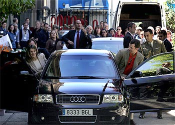 El príncipe Felipe y Letizia Ortiz se montan en un coche tras visitar al mediodía de ayer la Basílica de Atocha.
