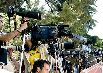 Reporteros de televisión, delante de la Almudena.