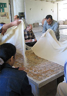 Un aspecto de los trabajos en la sala de mosaicos del Museo Nacional de Alepo.rnrn A. E.