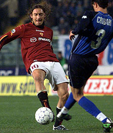 Totti, del Roma, y Sánchez Cribari, del Empoli, durante un  partido en enero pasado.