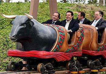 José Joaquín Ripoll, Gerardo Camps y Julio de España, ayer en una atracción de Terra Mítica.