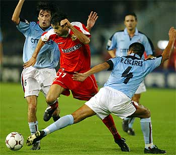 Cáceres y José Ignacio se interponen a Valerón en un Celta-Depor.