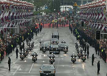Varios motoristas de la Guardia Real escoltan a los recién casados en su recorrido por la Gran Vía, una de las zonas más concurridas de su trayecto.