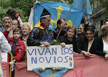 Aspecto festivo de una de las calles por las que discurrió el trayecto de la pareja.