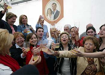 Vecinos de Ribadesella brindan con sidra al terminar la ceremonia nupcial.