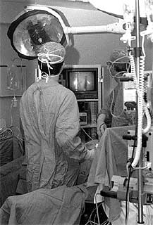 Dos cirujanos durante una operación en el Hospital de Basurto