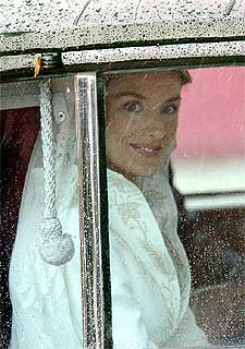 Letizia Ortiz, a su llegada en automóvil a la catedral de la Almudena.