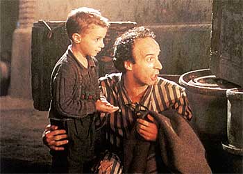 Una escena de la película  La vida es bella,  protagonizada por Roberto Benigni.
