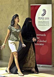 Dos responsables financieras, de India y de los Emiratos, en Dubai en 2003. rnrn AP