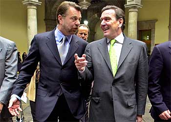 El canciller Gerhard Schröder (derecha) y el ex ministro mexicano Jorge Castañeda, en México en 2002.