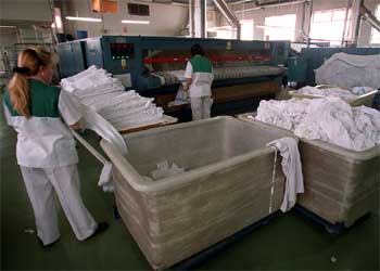 Trabajadoras en una lavandería industrial de Madrid en 2003.