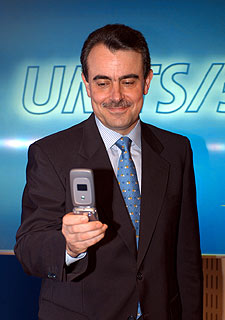 Javier Aguilera, durante la presentación del nuevo teléfono.