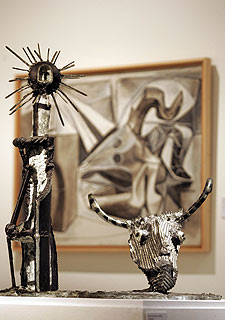 Escultura  Cabeza de cabra, botella y vela  (1951-1953), que se exhibe en el apartado sobre la II Guerra Mundial.