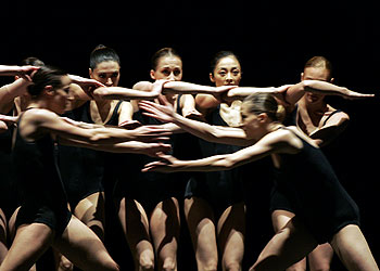 Un instante de  Falling Angels  durante el ensayo general en el Teatro Real.