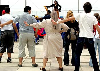 Los sugerentes bailes de Bollywood animan las mañanas del Fórum