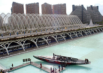 EL 'ALINGHI' FONDEA EN EL MUSEO DE LAS CIENCIAS.