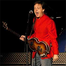 Paul McCartney, durante su actuación el martes en el estadio de El Molinón de Gijón.