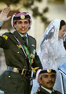 Hamza y Noor de Jordania saludan desde el coche.