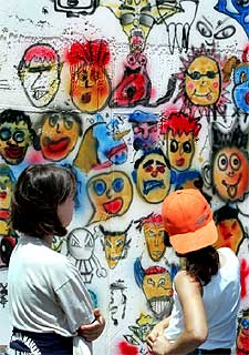 La pared de los 'graffiti' se va llenando
