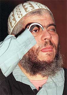 El clérigo radical británico Abu Hamza, en una imagen de 1999. rnrn EFE