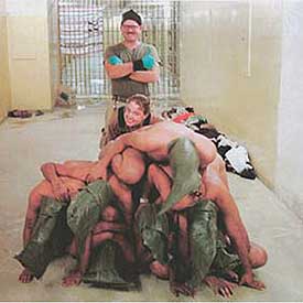 Dos soldados estadounidenses torturan a presos iraquíes.