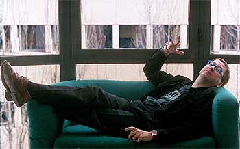 Luis Antonio de Villena obtuvo el Premio de la Crítica en 1981 por 'Huir del invierno'.