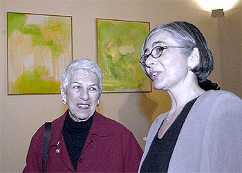 Ana Martínez de Aguilar (a la derecha), con la viuda de Esteban Vicente, Harriet Godfrey, en una fotografía tomada en el museo dedicado al artista en Segovia.