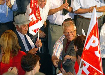 José Borrell saluda a asistentes al mitin en el que partició en Pamplona.