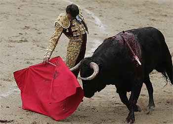 Enrique Ponce, en su primer toro.