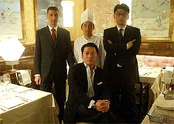 Roger Chen (sentado), junto a Hendry Chen (derecha), el   maître   Ismael Muñoz (izquierda) y el   chef   Kay Kin Leung.