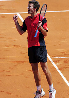 Kuerten celebra su triunfo sobre Federer.