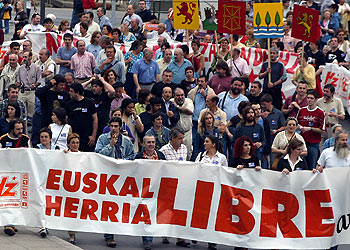 Miles de personas protestan por la prohibición de HZ