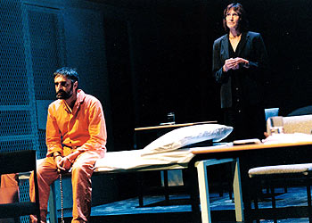 Actores del grupo Tricycle, en una escena de la obra  Guantánamo. 