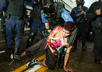 La policía detiene a un manifestante contra la cumbre de la UE y América Latina en Guadalajara.