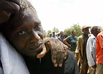 Damnificados por las inundaciones en República Dominicana esperan para recibir ayuda humanitaria.