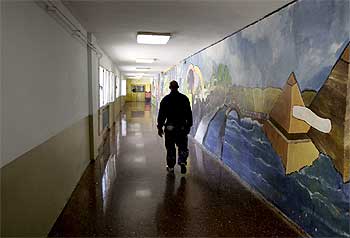 Un recluso recorre uno de los corredores de la prisión de Nanclares.