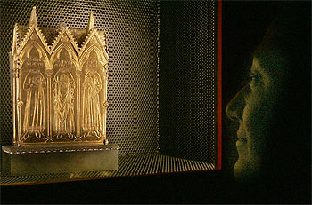 Un visitante contempla el  relicario de los santos Luciano, Maximiano y Juliano .