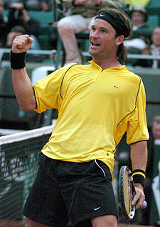 Carlos Moyà celebra su triunfo frente a Robredo.